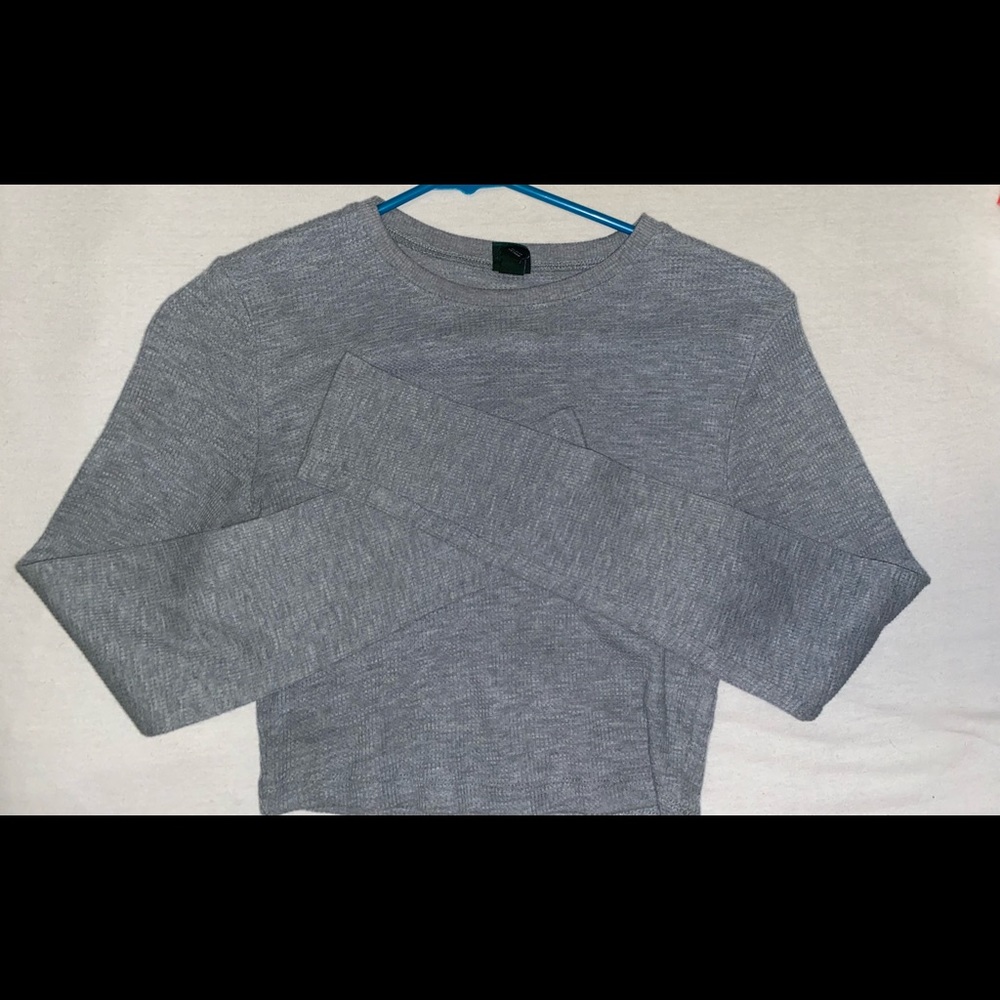 Simple cropped grey long sleeve 🤍